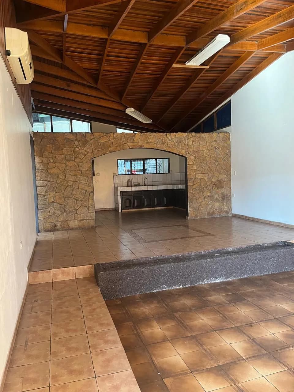 Propiedad esquinera con alto potencial comercial — foto 4