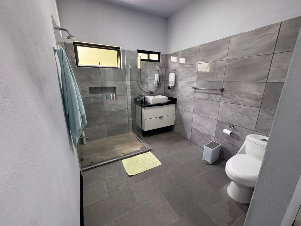 Gran propiedad en El Hoyón, Pérez Zeledón: casa de 3 dormitorios y más de 2.600 m² de terreno — foto 4